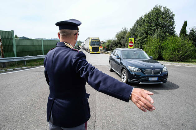 Coronavirus. LOCKDOWN. A1 motorway, carpet checks of vehicles in the Chianti Ovest rest area. Traffic police In the photo (Claudio Fusi Fotogramma, Florence - 2020-04-16) p.s. la foto e utilizzabile nel rispetto del contesto in cui e stata scattata, e senza intento diffamatorio del decoro delle persone rappresentate  Copyright: xClaudioxFusix xFOTOGRAMMAx