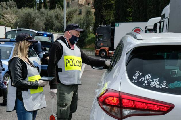 Coronavirus. LOCKDOWN. A1 motorway, carpet checks of vehicles in the Chianti Ovest rest area. Traffic police In the photo (Claudio Fusi Fotogramma, Florence - 2020-04-16) p.s. la foto e utilizzabile nel rispetto del contesto in cui e stata scattata, e senza intento diffamatorio del decoro delle persone rappresentate  Copyright: xClaudioxFusix xFOTOGRAMMAx