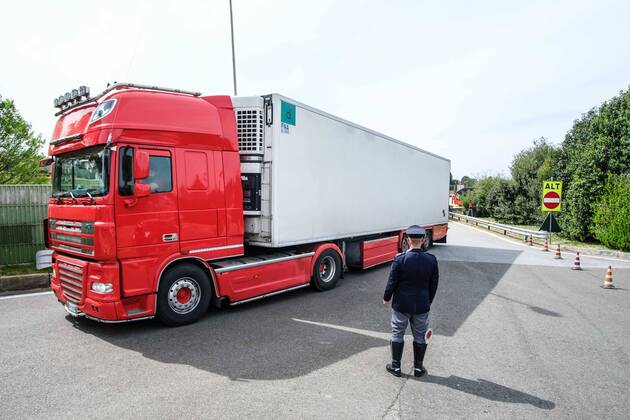 Coronavirus. LOCKDOWN. A1 motorway, carpet checks of vehicles in the Chianti Ovest rest area. Traffic police In the photo (Claudio Fusi Fotogramma, Florence - 2020-04-16) p.s. la foto e utilizzabile nel rispetto del contesto in cui e stata scattata, e senza intento diffamatorio del decoro delle persone rappresentate  Copyright: xClaudioxFusix xFOTOGRAMMAx