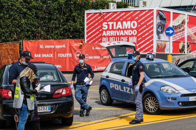 Coronavirus. LOCKDOWN. A1 motorway, carpet checks of vehicles in the Chianti Ovest rest area. Traffic police In the photo (Claudio Fusi Fotogramma, Florence - 2020-04-16) p.s. la foto e utilizzabile nel rispetto del contesto in cui e stata scattata, e senza intento diffamatorio del decoro delle persone rappresentate  Copyright: xClaudioxFusix xFOTOGRAMMAx