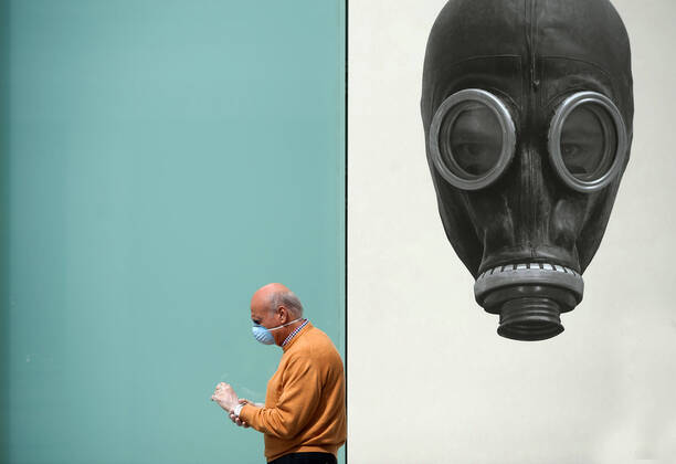 News Bilder des Tages April 16, 2020, Malaga, Spain: A man wearing a face mask as a preventive measure, walking past a mural during the covid-19 crisis..Following the confinement decreed by the Spanish government and will extended until 10th May, people are confinement in their homes causing an exceptional situation of unusual urban scenes such as empty streets. Malaga Spain - ZUMAs197 20200416_zaa_s197_060 Copyright: xJesusxMeridax