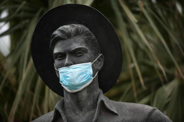April 16, 2020, Malaga, Spain: The statue of Cenachero is seen wearing a face mask as a way of raising awareness, during the covid-19 crisis..Following the confinement decreed by the Spanish government and will extended until 10th May, people are confinement in their homes causing an exceptional situation of unusual urban scenes such as empty streets. Malaga Spain - ZUMAs197 20200416_zaa_s197_046 Copyright: xJesusxMeridax