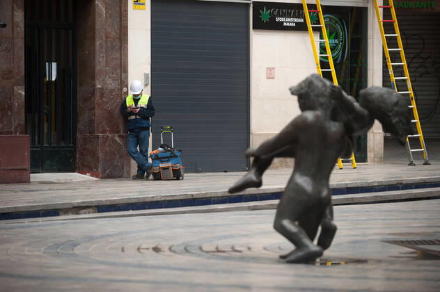April 16, 2020, Malaga, Spain: A construction worker resting at an empty street during the covid-19 crisis..Following the confinement decreed by the Spanish government and will extended until 10th May, people are confinement in their homes causing an exceptional situation of unusual urban scenes such as empty streets. Malaga Spain - ZUMAs197 20200416_zaa_s197_051 Copyright: xJesusxMeridax