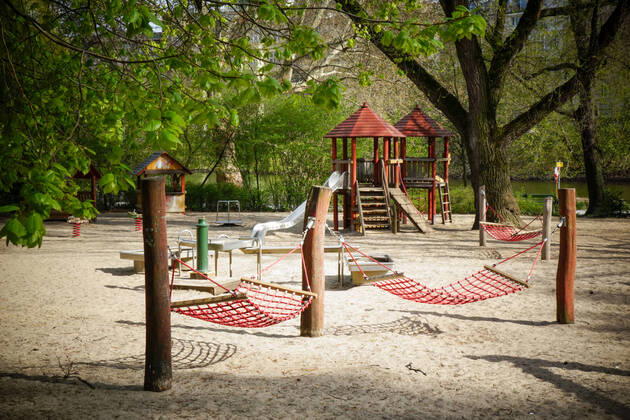16.04.2020,Berlin,Deutschland,GER,die Stadt zu Zeiten der Corona Pandemie.Großer Spielplatz am Lietzensee.Sämtliche Spielplätze Berlins sind zur Zeit aufgrund der Pandemie geschlossen.