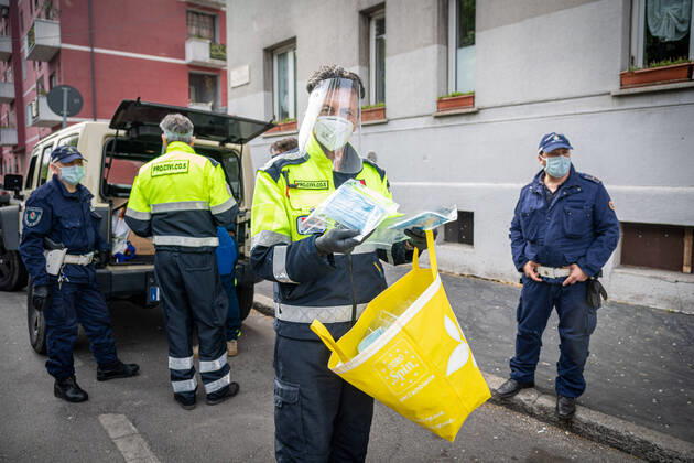 Milan - Coronavirus Emergency - Distribution of the masks donated to the municipality by the Chinese community in Aler homes. Civil protection volunteers deliver them on a family basis (Marco Passaro Fotogramma, - 2020-04-16) p.s. la foto e utilizzabile nel rispetto del contesto in cui e stata scattata, e senza intento diffamatorio del decoro delle persone rappresentate  Copyright: xMarcoxPassarox xFOTOGRAMMAx
