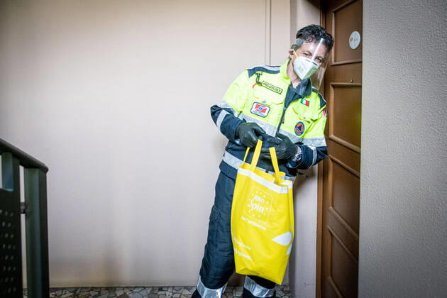 Milan - Coronavirus Emergency - Distribution of the masks donated to the municipality by the Chinese community in Aler homes. Civil protection volunteers deliver them on a family basis (Marco Passaro Fotogramma, - 2020-04-16) p.s. la foto e utilizzabile nel rispetto del contesto in cui e stata scattata, e senza intento diffamatorio del decoro delle persone rappresentate  Copyright: xMarcoxPassarox xFOTOGRAMMAx