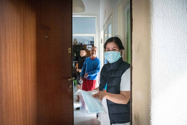 Milan - Coronavirus Emergency - Distribution of the masks donated to the municipality by the Chinese community in Aler homes. Civil protection volunteers deliver them on a family basis (Marco Passaro Fotogramma, - 2020-04-16) p.s. la foto e utilizzabile nel rispetto del contesto in cui e stata scattata, e senza intento diffamatorio del decoro delle persone rappresentate  Copyright: xMarcoxPassarox xFOTOGRAMMAx