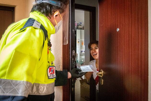 Milan - Coronavirus Emergency - Distribution of the masks donated to the municipality by the Chinese community in Aler homes. Civil protection volunteers deliver them on a family basis (Marco Passaro Fotogramma, - 2020-04-16) p.s. la foto e utilizzabile nel rispetto del contesto in cui e stata scattata, e senza intento diffamatorio del decoro delle persone rappresentate  Copyright: xMarcoxPassarox xFOTOGRAMMAx