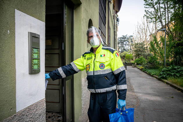 Milan - Coronavirus Emergency - Distribution of the masks donated to the municipality by the Chinese community in Aler homes. Civil protection volunteers deliver them on a family basis (Marco Passaro Fotogramma, - 2020-04-16) p.s. la foto e utilizzabile nel rispetto del contesto in cui e stata scattata, e senza intento diffamatorio del decoro delle persone rappresentate  Copyright: xMarcoxPassarox xFOTOGRAMMAx