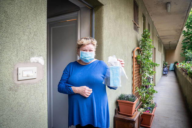 Milan - Coronavirus Emergency - Distribution of the masks donated to the municipality by the Chinese community in Aler homes. Civil protection volunteers deliver them on a family basis (Marco Passaro Fotogramma, - 2020-04-16) p.s. la foto e utilizzabile nel rispetto del contesto in cui e stata scattata, e senza intento diffamatorio del decoro delle persone rappresentate  Copyright: xMarcoxPassarox xFOTOGRAMMAx