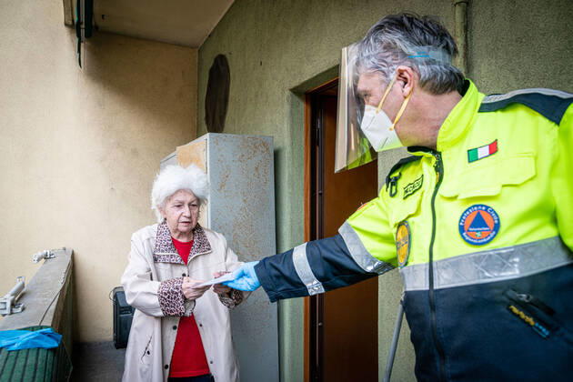 News Bilder des Tages Milan - Coronavirus Emergency - Distribution of the masks donated to the municipality by the Chinese community in Aler homes. Civil protection volunteers deliver them on a family basis (Marco Passaro Fotogramma, - 2020-04-16) p.s. la foto e utilizzabile nel rispetto del contesto in cui e stata scattata, e senza intento diffamatorio del decoro delle persone rappresentate  Copyright: xMarcoxPassarox xFOTOGRAMMAx
