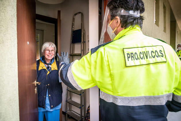Milan - Coronavirus Emergency - Distribution of the masks donated to the municipality by the Chinese community in Aler homes. Civil protection volunteers deliver them on a family basis (Marco Passaro Fotogramma, - 2020-04-16) p.s. la foto e utilizzabile nel rispetto del contesto in cui e stata scattata, e senza intento diffamatorio del decoro delle persone rappresentate  Copyright: xMarcoxPassarox xFOTOGRAMMAx