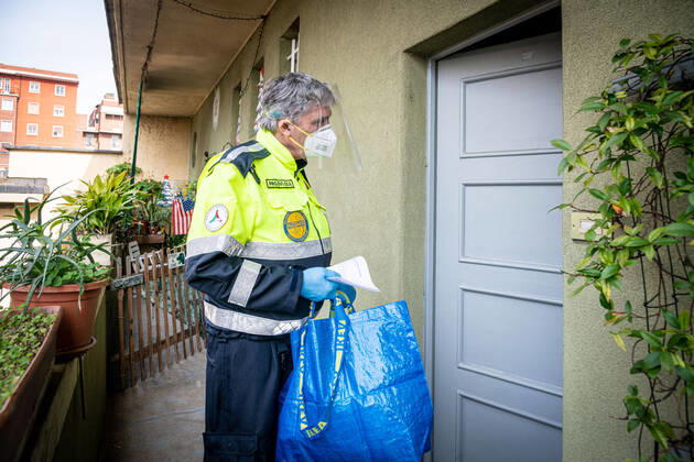 Milan - Coronavirus Emergency - Distribution of the masks donated to the municipality by the Chinese community in Aler homes. Civil protection volunteers deliver them on a family basis (Marco Passaro Fotogramma, - 2020-04-16) p.s. la foto e utilizzabile nel rispetto del contesto in cui e stata scattata, e senza intento diffamatorio del decoro delle persone rappresentate  Copyright: xMarcoxPassarox xFOTOGRAMMAx