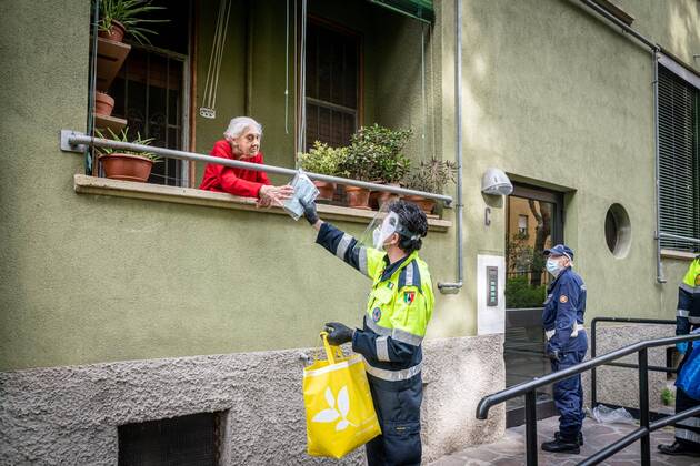 Milan - Coronavirus Emergency - Distribution of the masks donated to the municipality by the Chinese community in Aler homes. Civil protection volunteers deliver them on a family basis (Marco Passaro Fotogramma, - 2020-04-16) p.s. la foto e utilizzabile nel rispetto del contesto in cui e stata scattata, e senza intento diffamatorio del decoro delle persone rappresentate  Copyright: xMarcoxPassarox xFOTOGRAMMAx