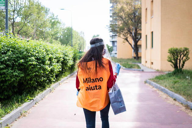 MILAN. Voluntary brigades. Municipality of Milan and Civil Protection deliver masks for free in the popular district of lorenteggio. Coronavirus ordinance (Stefano De Grandis Fotogramma, - 2020-04-16) p.s. la foto e utilizzabile nel rispetto del contesto in cui e stata scattata, e senza intento diffamatorio del decoro delle persone rappresentate  Copyright: xStefanoxDexGrandisx xFOTOGRAMMAx