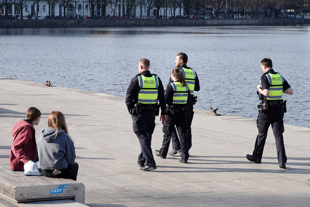 Coronakrise - Kontrollen in Hamburg 16.04.2020, DEU, Deutschland, Hamburg: Polizisten sind bei einem Streifgang zur Einhaltung der aktuellen Ausgangsbeschränkungen am Jungfernstieg unterwegs. Hamburg Hamburg Deutschland