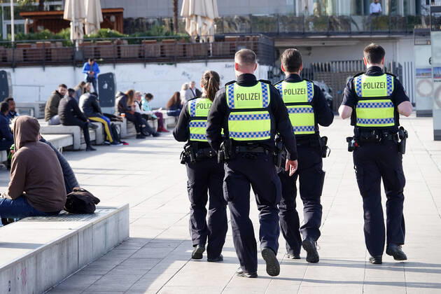 Coronakrise - Kontrollen in Hamburg 16.04.2020, DEU, Deutschland, Hamburg: Polizisten sind bei einem Streifgang zur Einhaltung der aktuellen Ausgangsbeschränkungen am Jungfernstieg unterwegs. Hamburg Hamburg Deutschland