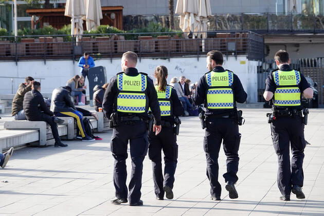 Coronakrise - Kontrollen in Hamburg 16.04.2020, DEU, Deutschland, Hamburg: Polizisten sind bei einem Streifgang zur Einhaltung der aktuellen Ausgangsbeschränkungen am Jungfernstieg unterwegs. Hamburg Hamburg Deutschland