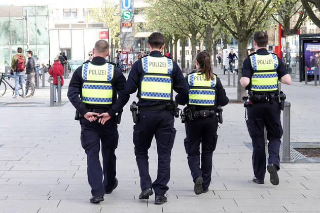 Coronakrise - Kontrollen in Hamburg 16.04.2020, DEU, Deutschland, Hamburg: Polizisten sind bei einem Streifgang zur Einhaltung der aktuellen Ausgangsbeschränkungen am Jungfernstieg unterwegs. Hamburg Hamburg Deutschland