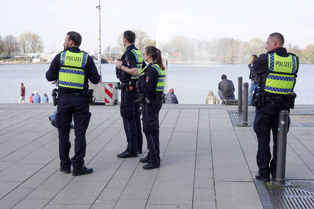 Coronakrise - Kontrollen in Hamburg 16.04.2020, DEU, Deutschland, Hamburg: Polizisten sind bei einem Streifgang zur Einhaltung der aktuellen Ausgangsbeschränkungen am Jungfernstieg unterwegs. Hamburg Hamburg Deutschland