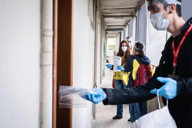 MILAN. Voluntary brigades. Municipality of Milan and Civil Protection deliver masks for free in the popular district of lorenteggio. Coronavirus ordinance (Stefano De Grandis Fotogramma, - 2020-04-16) p.s. la foto e utilizzabile nel rispetto del contesto in cui e stata scattata, e senza intento diffamatorio del decoro delle persone rappresentate  Copyright: xStefanoxDexGrandisx xFOTOGRAMMAx