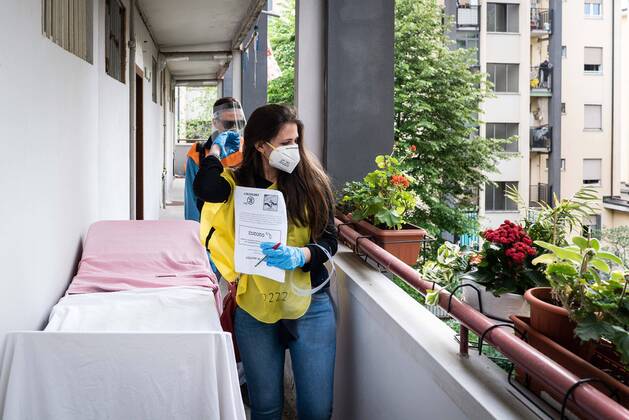 MILAN. Voluntary brigades. Municipality of Milan and Civil Protection deliver masks for free in the popular district of lorenteggio. Coronavirus ordinance (Stefano De Grandis Fotogramma, - 2020-04-16) p.s. la foto e utilizzabile nel rispetto del contesto in cui e stata scattata, e senza intento diffamatorio del decoro delle persone rappresentate  Copyright: xStefanoxDexGrandisx xFOTOGRAMMAx