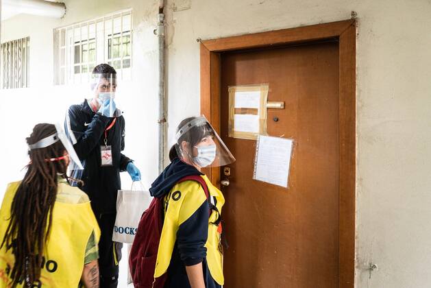 MILAN. Voluntary brigades. Municipality of Milan and Civil Protection deliver masks for free in the popular district of lorenteggio. Coronavirus ordinance (Stefano De Grandis Fotogramma, - 2020-04-16) p.s. la foto e utilizzabile nel rispetto del contesto in cui e stata scattata, e senza intento diffamatorio del decoro delle persone rappresentate  Copyright: xStefanoxDexGrandisx xFOTOGRAMMAx