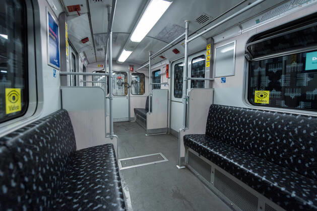 Coronavirus, Leere U-Bahnen in Berlin Deutschland, Berlin - 16.04.2020: Im Bild ist ein leerer Ubahnwaggon gegen 16 Uhr zu sehen. Berlin Berlin Deutschland