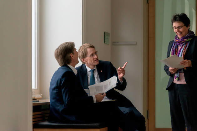 Kiel, Pressekonferenz von Ministerpräsident Daniel Günther, Gesundheitsminister Heiner Garg und Finanzministerin Monika Heinold in der Staatskanzlei. Der Ministerpräsident informierte die erschienenen Pressevertreter über die in der heutigen Koalitionsrunde festgelegten Lockerungen der Schleswig-Holsteinischen Vorschriften zum Thema Coronapandemie. Kiel Schleswig-Holstein Deutschland