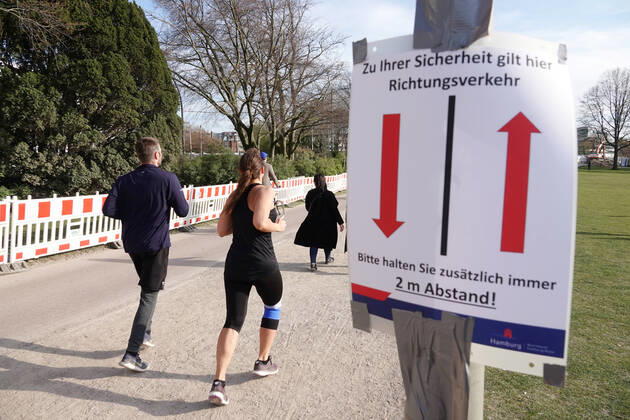 Coronakrise - Ausflug an die Alster 16.04.2020, DEU, Deutschland, Hamburg: Jogger sind am späten Nachmittag während des Kontaktverbots an der Außenalster unterwegs. Hamburg Hamburg Deutschland