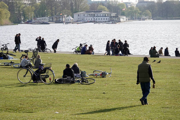 Coronakrise - Ausflug an die Alster 16.04.2020, DEU, Deutschland, Hamburg: Menschen sind am späten Nachmittag während des Kontaktverbots an der Außenalster unterwegs. Hamburg Hamburg Deutschland