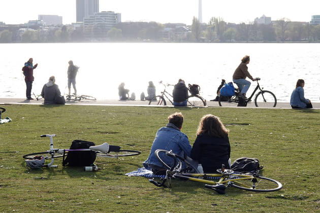 Coronakrise - Ausflug an die Alster 16.04.2020, DEU, Deutschland, Hamburg: Menschen sind am späten Nachmittag während des Kontaktverbots an der Außenalster unterwegs. Hamburg Hamburg Deutschland