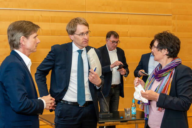 Kiel, Pressekonferenz von Ministerpräsident Daniel Günther, Gesundheitsminister Heiner Garg und Finanzministerin Monika Heinold in der Staatskanzlei. Der Ministerpräsident informierte die erschienenen Pressevertreter über die in der heutigen Koalitionsrunde festgelegten Lockerungen der Schleswig-Holsteinischen Vorschriften zum Thema Coronapandemie. Kiel Schleswig-Holstein Deutschland