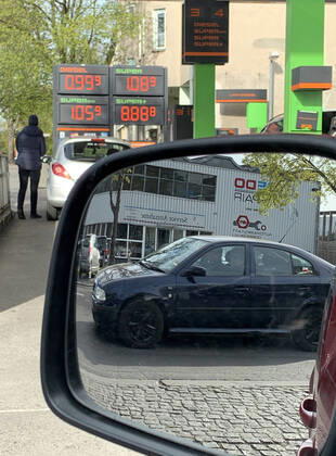 16.04.2020, Berlin, GER - Der Preis fuer Diesel ist wegen der Coronakrise auf unter einen Euro gefallen. (99 Cent, Anzeige, Anzeigetafel, auftanken, aussen, Aussenaufnahme, Aussenspiegel, Auto, Autofahrer, Autospiegel, Benzin, Benzinpreisanzeige, Benzinpreise, Benzinpreiserhoehung, Berlin, betanken, billig, Coronakrise, Coronapandemie, deutsch, Deutschland, Diesel, Dieselpreis, Europa, europaeisch, Fruehjahr, Fruehling, Handel, HF, Hochformat, Jahreszeit, Kraftstoff, Kraftstoffpreis, Krise, Mensch, Mineraloel, Mineraloelsteuer, niedrig, Oelpreis, Oelpreiserhoehungen, Person, PKW, Preisangabe, Preisanzeige, Preise, Preisliste, Preisschild, Preisverfall, Reflexion, spiegeln, Spiegelung, Sprit, Spritpreis, Tanken, Tankstelle, Treibstoff, Westeuropa, Wirtschaft, Zahlen, Ziffern) 200416D001BERLIN.JPG