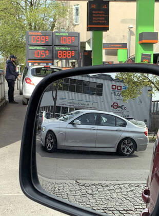 16.04.2020, Berlin, GER - Der Preis fuer Diesel ist wegen der Coronakrise auf unter einen Euro gefallen. (99 Cent, Anzeige, Anzeigetafel, auftanken, aussen, Aussenaufnahme, Aussenspiegel, Auto, Autofahrer, Autospiegel, Benzin, Benzinpreisanzeige, Benzinpreise, Benzinpreiserhoehung, Berlin, betanken, billig, Coronakrise, Coronapandemie, deutsch, Deutschland, Diesel, Dieselpreis, Europa, europaeisch, Fruehjahr, Fruehling, Handel, HF, Hochformat, Jahreszeit, Kraftstoff, Kraftstoffpreis, Krise, Mensch, Mineraloel, Mineraloelsteuer, niedrig, Oelpreis, Oelpreiserhoehungen, Person, PKW, Preisangabe, Preisanzeige, Preise, Preisliste, Preisschild, Preisverfall, Reflexion, spiegeln, Spiegelung, Sprit, Spritpreis, Tanken, Tankstelle, Treibstoff, Westeuropa, Wirtschaft, Zahlen, Ziffern) 200416D002BERLIN.JPG