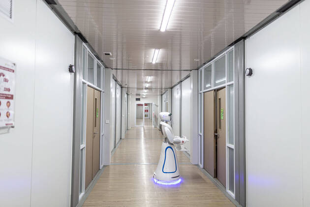 April 16, 2020, Jakarta, Jakarta, Indonesia: Jakarta, Indonesia, 16 April 2020 : Robots will be use to serve corona patient at New Hospital Pertamina Jaya in Jakarta. The Use of the robot will help health worker in reducing the possiblity of infected by the virus from the patient. Jakarta Indonesia - ZUMAh128 20200416_zap_h128_004 Copyright: xDonalxHusnix