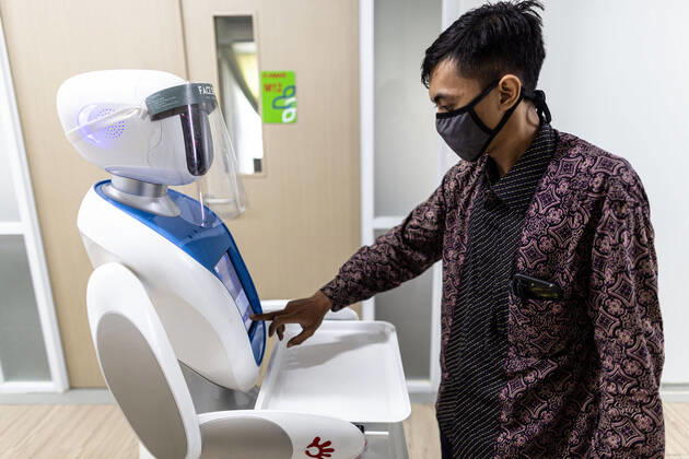 April 16, 2020, Jakarta, Jakarta, Indonesia: Jakarta, Indonesia, 16 April 2020 : Robots will be use to serve corona patient at New Hospital Pertamina Jaya in Jakarta. The Use of the robot will help health worker in reducing the possiblity of infected by the virus from the patient. Jakarta Indonesia - ZUMAh128 20200416_zap_h128_015 Copyright: xDonalxHusnix
