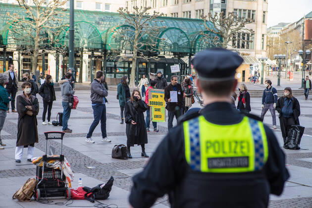 Gericht kippt Kurzfristig erlaubte Kundgebung in der Innenstadt 16.04.20 - Hamburg: Ab 18 Uhr wollten sich laut Veranstalter etwa 25 Juristen auf dem Hamburger Rathausmarkt zu einer Kundgebung versammeln. Die Teilnehmer möchten durch ihre Demonstration auf die Bedeutung der Versammlungsfreiheit aufmerksam machen. Die Demonstration wurde zuerst durch die Versammlungsbehörde zuerst untersagt. Dieses Verbot wurde heute nun durch das Verwaltungsgericht Hamburg gekippt. Trotz der erlaubten Kundgebung muss ein Mindestabstand von 1,5 Metern zwischen den Teilnehmern zu jeder Zeit gewährleistet sein. Johannes E. einer der Veranstalter erklärt uns das die Kundgebung nur mit einem Abstandskonzept genehmigt wurde. Er und weitere Helfer brachten hierfür Abstandsmarkierungen auf dem Rathausplatz an und begrenzten die Veranstaltungsfläche mit Abs Copyright: xSebastianxPetersx