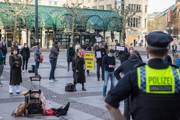 Gericht kippt Kurzfristig erlaubte Kundgebung in der Innenstadt 16.04.20 - Hamburg: Ab 18 Uhr wollten sich laut Veranstalter etwa 25 Juristen auf dem Hamburger Rathausmarkt zu einer Kundgebung versammeln. Die Teilnehmer möchten durch ihre Demonstration auf die Bedeutung der Versammlungsfreiheit aufmerksam machen. Die Demonstration wurde zuerst durch die Versammlungsbehörde zuerst untersagt. Dieses Verbot wurde heute nun durch das Verwaltungsgericht Hamburg gekippt. Trotz der erlaubten Kundgebung muss ein Mindestabstand von 1,5 Metern zwischen den Teilnehmern zu jeder Zeit gewährleistet sein. Johannes E. einer der Veranstalter erklärt uns das die Kundgebung nur mit einem Abstandskonzept genehmigt wurde. Er und weitere Helfer brachten hierfür Abstandsmarkierungen auf dem Rathausplatz an und begrenzten die Veranstaltungsfläche mit Abs Copyright: xSebastianxPetersx