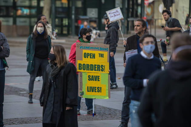 Gericht kippt Kurzfristig erlaubte Kundgebung in der Innenstadt 16.04.20 - Hamburg: Ab 18 Uhr wollten sich laut Veranstalter etwa 25 Juristen auf dem Hamburger Rathausmarkt zu einer Kundgebung versammeln. Die Teilnehmer möchten durch ihre Demonstration auf die Bedeutung der Versammlungsfreiheit aufmerksam machen. Die Demonstration wurde zuerst durch die Versammlungsbehörde zuerst untersagt. Dieses Verbot wurde heute nun durch das Verwaltungsgericht Hamburg gekippt. Trotz der erlaubten Kundgebung muss ein Mindestabstand von 1,5 Metern zwischen den Teilnehmern zu jeder Zeit gewährleistet sein. Johannes E. einer der Veranstalter erklärt uns das die Kundgebung nur mit einem Abstandskonzept genehmigt wurde. Er und weitere Helfer brachten hierfür Abstandsmarkierungen auf dem Rathausplatz an und begrenzten die Veranstaltungsfläche mit Abs Copyright: xSebastianxPetersx