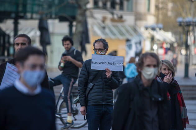 Gericht kippt Kurzfristig erlaubte Kundgebung in der Innenstadt 16.04.20 - Hamburg: Ab 18 Uhr wollten sich laut Veranstalter etwa 25 Juristen auf dem Hamburger Rathausmarkt zu einer Kundgebung versammeln. Die Teilnehmer möchten durch ihre Demonstration auf die Bedeutung der Versammlungsfreiheit aufmerksam machen. Die Demonstration wurde zuerst durch die Versammlungsbehörde zuerst untersagt. Dieses Verbot wurde heute nun durch das Verwaltungsgericht Hamburg gekippt. Trotz der erlaubten Kundgebung muss ein Mindestabstand von 1,5 Metern zwischen den Teilnehmern zu jeder Zeit gewährleistet sein. Johannes E. einer der Veranstalter erklärt uns das die Kundgebung nur mit einem Abstandskonzept genehmigt wurde. Er und weitere Helfer brachten hierfür Abstandsmarkierungen auf dem Rathausplatz an und begrenzten die Veranstaltungsfläche mit Abs Copyright: xSebastianxPetersx