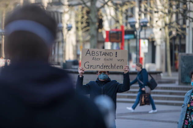 Gericht kippt Kurzfristig erlaubte Kundgebung in der Innenstadt 16.04.20 - Hamburg: Ab 18 Uhr wollten sich laut Veranstalter etwa 25 Juristen auf dem Hamburger Rathausmarkt zu einer Kundgebung versammeln. Die Teilnehmer möchten durch ihre Demonstration auf die Bedeutung der Versammlungsfreiheit aufmerksam machen. Die Demonstration wurde zuerst durch die Versammlungsbehörde zuerst untersagt. Dieses Verbot wurde heute nun durch das Verwaltungsgericht Hamburg gekippt. Trotz der erlaubten Kundgebung muss ein Mindestabstand von 1,5 Metern zwischen den Teilnehmern zu jeder Zeit gewährleistet sein. Johannes E. einer der Veranstalter erklärt uns das die Kundgebung nur mit einem Abstandskonzept genehmigt wurde. Er und weitere Helfer brachten hierfür Abstandsmarkierungen auf dem Rathausplatz an und begrenzten die Veranstaltungsfläche mit Abs Copyright: xSebastianxPetersx