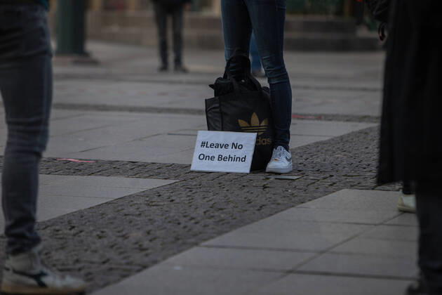 Gericht kippt Kurzfristig erlaubte Kundgebung in der Innenstadt 16.04.20 - Hamburg: Ab 18 Uhr wollten sich laut Veranstalter etwa 25 Juristen auf dem Hamburger Rathausmarkt zu einer Kundgebung versammeln. Die Teilnehmer möchten durch ihre Demonstration auf die Bedeutung der Versammlungsfreiheit aufmerksam machen. Die Demonstration wurde zuerst durch die Versammlungsbehörde zuerst untersagt. Dieses Verbot wurde heute nun durch das Verwaltungsgericht Hamburg gekippt. Trotz der erlaubten Kundgebung muss ein Mindestabstand von 1,5 Metern zwischen den Teilnehmern zu jeder Zeit gewährleistet sein. Johannes E. einer der Veranstalter erklärt uns das die Kundgebung nur mit einem Abstandskonzept genehmigt wurde. Er und weitere Helfer brachten hierfür Abstandsmarkierungen auf dem Rathausplatz an und begrenzten die Veranstaltungsfläche mit Abs Copyright: xSebastianxPetersx