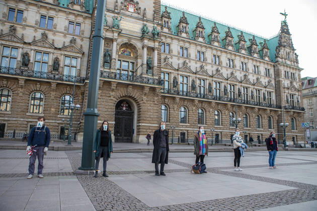 Gericht kippt Kurzfristig erlaubte Kundgebung in der Innenstadt 16.04.20 - Hamburg: Als die Veranstaltung durch die vor Ort befindliche Polizei aufgelöst wurde, stellten sich die Versammlungsteilnehmer kurzzeitig mit Plakaten vor dem Rathaus in einer Kette auf. Während sich die Teilnehmer dann vom Rathausplatz entfernten, sollten durch angerückte Bereitschaftspolizisten die Personalien der Teilnehmer festgestellt werden, dies gestaltete sich als schwierig da die Teilnehmer dies zuerst verweigerten. Es kam vermehrt zu Auseinandersetzungen und Handgemenge zwischen den anwesenden Jurist*innen und Polizisten. Gegen 19 Uhr war die Veranstaltung schlussendlich aufgelöst. Die anwesenden Reporter vor Ort wurden aktiv von der anwesenden Polizisten an der Berichterstattung gehindert, Kameras wurden sowohl zu Boden gedrückt als auch von Beam Copyright: xSebastianxPetersx