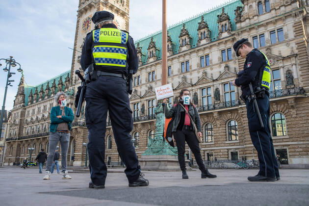 Bilder des Jahres 2020, News 04 April News Themen der Woche KW16 News Bilder des Tages Gericht kippt Kurzfristig erlaubte Kundgebung in der Innenstadt 16.04.20 - Hamburg: Ab 18 Uhr wollten sich laut Veranstalter etwa 25 Juristen auf dem Hamburger Rathausmarkt zu einer Kundgebung versammeln. Die Teilnehmer möchten durch ihre Demonstration auf die Bedeutung der Versammlungsfreiheit aufmerksam machen. Die Demonstration wurde zuerst durch die Versammlungsbehörde zuerst untersagt. Dieses Verbot wurde heute nun durch das Verwaltungsgericht Hamburg gekippt. Trotz der erlaubten Kundgebung muss ein Mindestabstand von 1,5 Metern zwischen den Teilnehmern zu jeder Zeit gewährleistet sein. Johannes E. einer der Veranstalter erklärt uns das die Kundgebung nur mit einem Abstandskonzept genehmigt wurde. Er und weitere Helfer brachten hierfür Abstandsmarkierungen auf dem Rathausplatz an und begrenzten die Veranstaltungsfläche mit Abs Copyright: xSebastianxPetersx