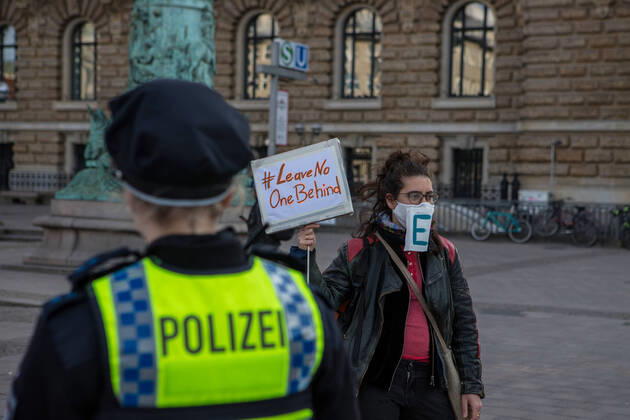 Gericht kippt Kurzfristig erlaubte Kundgebung in der Innenstadt 16.04.20 - Hamburg: Ab 18 Uhr wollten sich laut Veranstalter etwa 25 Juristen auf dem Hamburger Rathausmarkt zu einer Kundgebung versammeln. Die Teilnehmer möchten durch ihre Demonstration auf die Bedeutung der Versammlungsfreiheit aufmerksam machen. Die Demonstration wurde zuerst durch die Versammlungsbehörde zuerst untersagt. Dieses Verbot wurde heute nun durch das Verwaltungsgericht Hamburg gekippt. Trotz der erlaubten Kundgebung muss ein Mindestabstand von 1,5 Metern zwischen den Teilnehmern zu jeder Zeit gewährleistet sein. Johannes E. einer der Veranstalter erklärt uns das die Kundgebung nur mit einem Abstandskonzept genehmigt wurde. Er und weitere Helfer brachten hierfür Abstandsmarkierungen auf dem Rathausplatz an und begrenzten die Veranstaltungsfläche mit Abs Copyright: xSebastianxPetersx