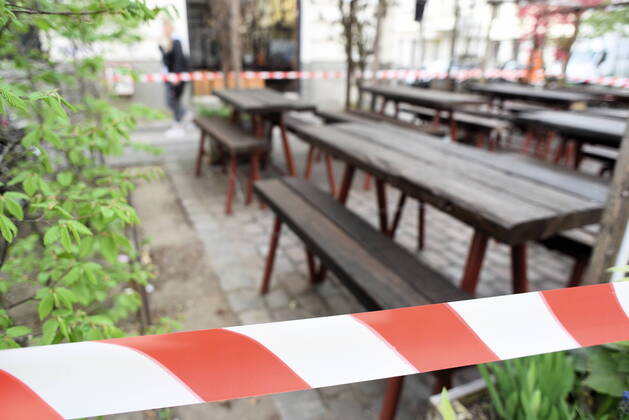 Ein Restaurant im Kreuzberger Gräfekiez hat den Außenbereich mit Flatterband abgesperrt, damit dort niemand sitzen kann. Wegen Corona gesperrte Restauranttische