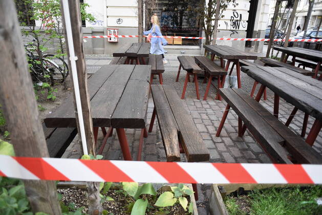 Ein Restaurant im Kreuzberger Gräfekiez hat den Außenbereich mit Flatterband abgesperrt, damit dort niemand sitzen kann. Wegen Corona gesperrte Restauranttische