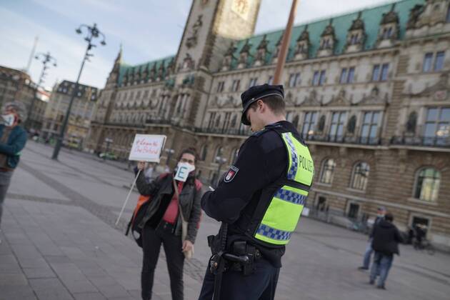 Gericht kippt Kurzfristig erlaubte Kundgebung in der Innenstadt 16.04.20 - Hamburg: Als die Veranstaltung durch die vor Ort befindliche Polizei aufgelöst wurde, stellten sich die Versammlungsteilnehmer kurzzeitig mit Plakaten vor dem Rathaus in einer Kette auf. Während sich die Teilnehmer dann vom Rathausplatz entfernten, sollten durch angerückte Bereitschaftspolizisten die Personalien der Teilnehmer festgestellt werden, dies gestaltete sich als schwierig da die Teilnehmer dies zuerst verweigerten. Es kam vermehrt zu Auseinandersetzungen und Handgemenge zwischen den anwesenden Jurist*innen und Polizisten. Gegen 19 Uhr war die Veranstaltung schlussendlich aufgelöst. Die anwesenden Reporter vor Ort wurden aktiv von der anwesenden Polizisten an der Berichterstattung gehindert, Kameras wurden sowohl zu Boden gedrückt als auch von Beam Copyright: xSebastianxPetersx