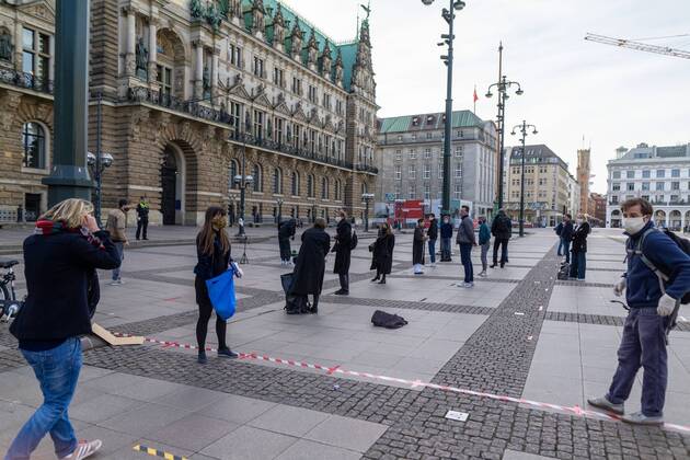Gericht kippt Kurzfristig erlaubte Kundgebung in der Innenstadt 16.04.20 - Hamburg: Ab 18 Uhr wollten sich laut Veranstalter etwa 25 Juristen auf dem Hamburger Rathausmarkt zu einer Kundgebung versammeln. Die Teilnehmer möchten durch ihre Demonstration auf die Bedeutung der Versammlungsfreiheit aufmerksam machen. Die Demonstration wurde zuerst durch die Versammlungsbehörde zuerst untersagt. Dieses Verbot wurde heute nun durch das Verwaltungsgericht Hamburg gekippt. Trotz der erlaubten Kundgebung muss ein Mindestabstand von 1,5 Metern zwischen den Teilnehmern zu jeder Zeit gewährleistet sein. Johannes E. einer der Veranstalter erklärt uns das die Kundgebung nur mit einem Abstandskonzept genehmigt wurde. Er und weitere Helfer brachten hierfür Abstandsmarkierungen auf dem Rathausplatz an und begrenzten die Veranstaltungsfläche mit Abs Copyright: xSebastianxPetersx